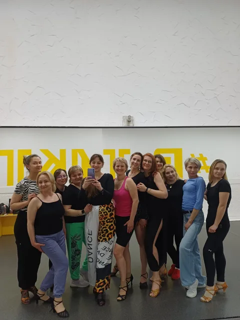 Групове заняття з латини у студії ВТАКТ