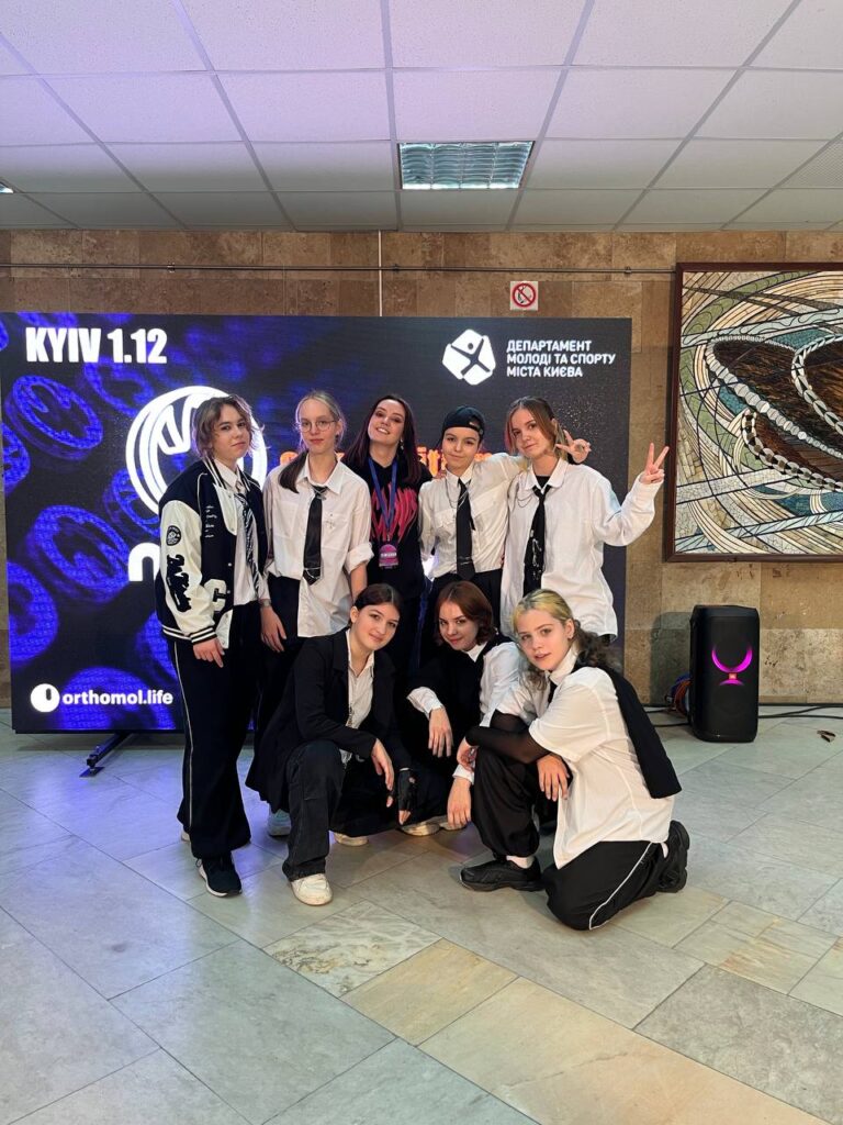 Команда K-POP студії ВТАКТ перед виступом